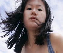 Jeune femme asiatique au tel rose